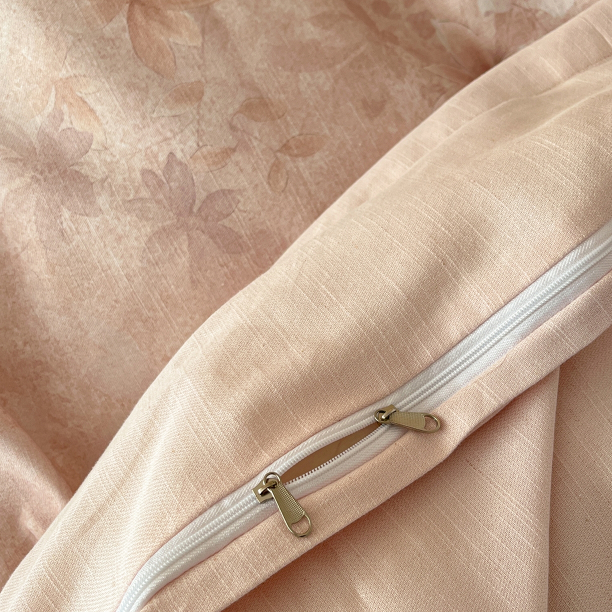 91家纺网 家纺一手货源 找家纺 金昱纺 2026新款拼角工艺款数码印花棉麻四件套 岁晚-咖