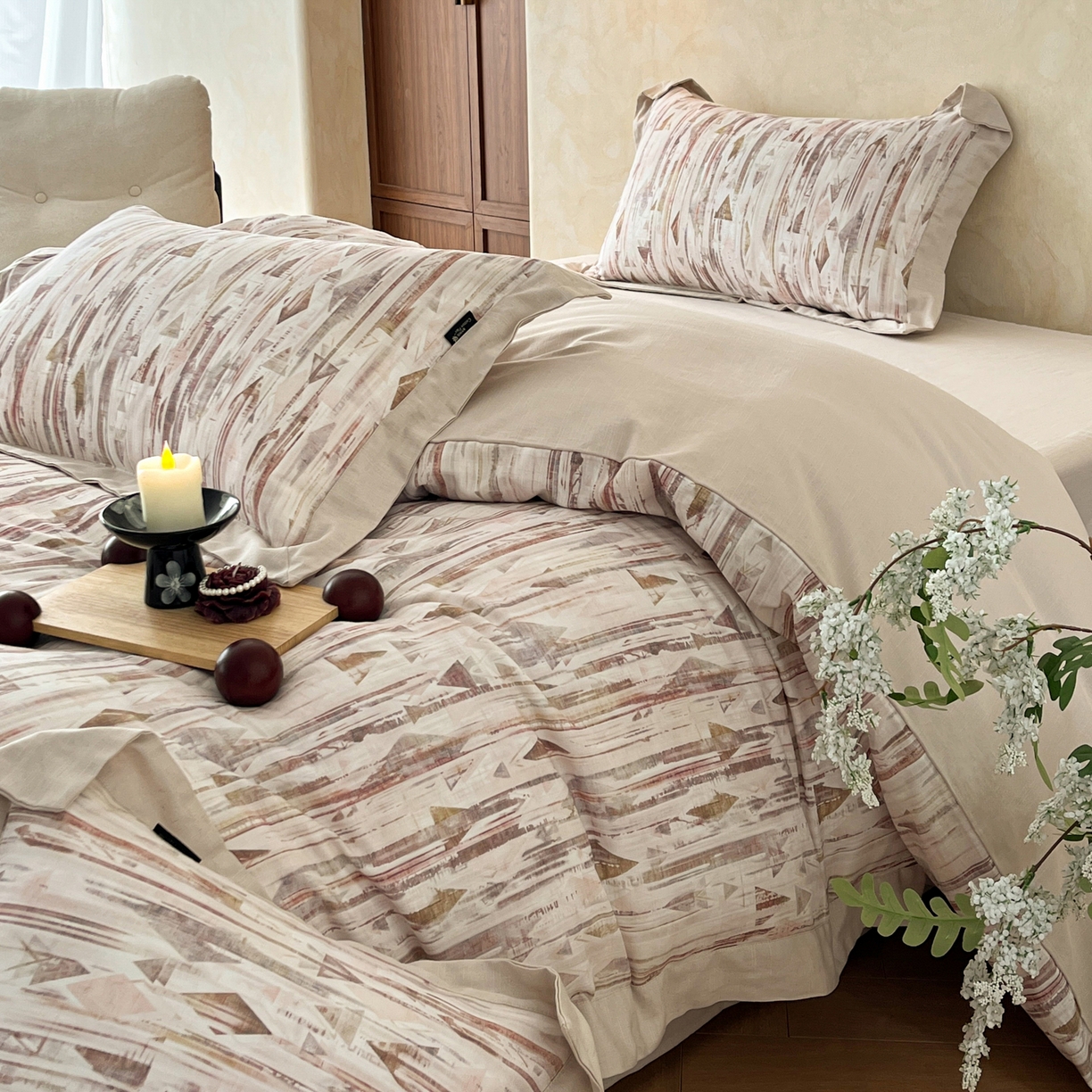 91家纺网 家纺一手货源 找家纺 金昱纺 2026新款拼角工艺款数码印花棉麻四件套 万川-咖