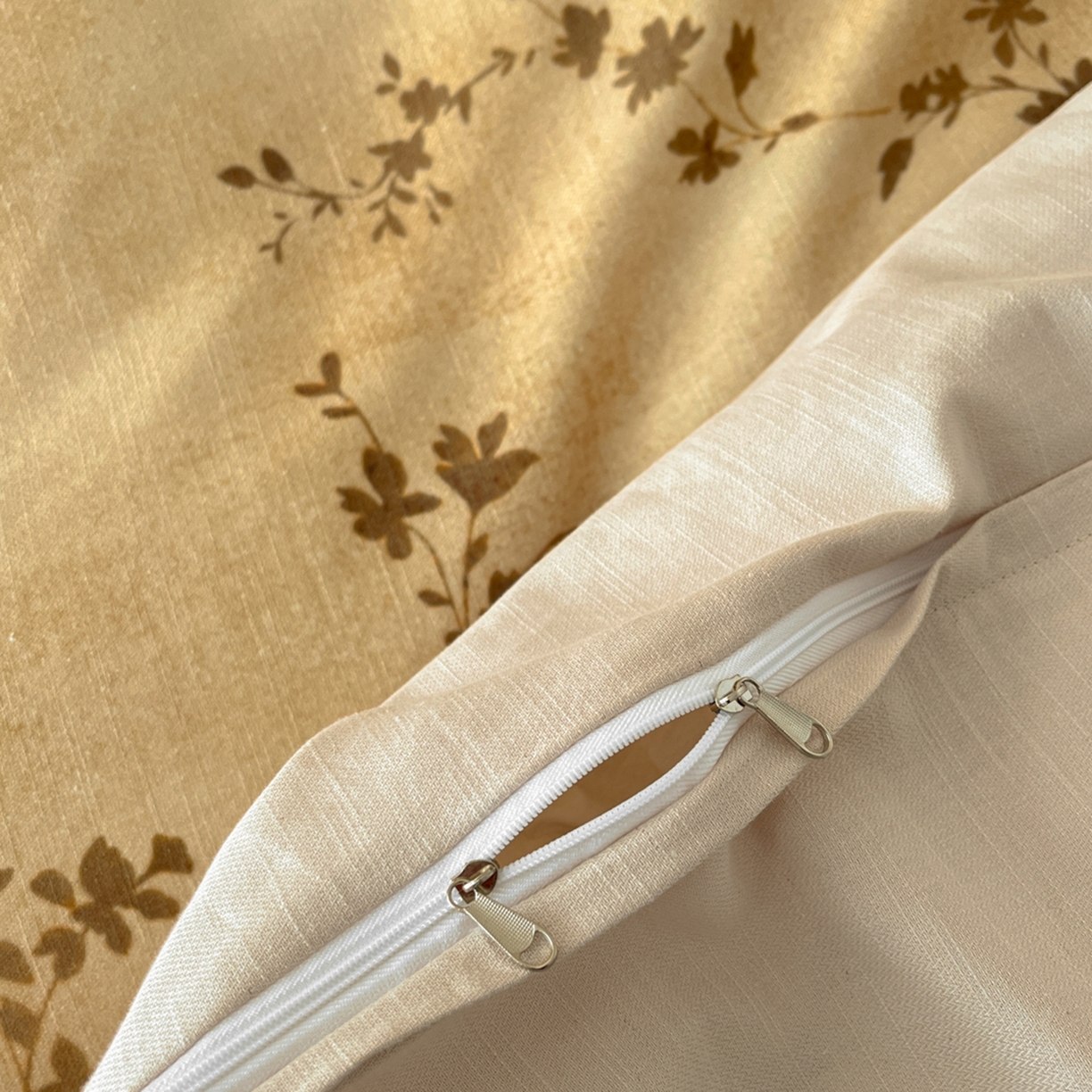 91家纺网 家纺一手货源 找家纺 金昱纺 2026新款拼角工艺款数码印花棉麻四件套 叶璃-咖