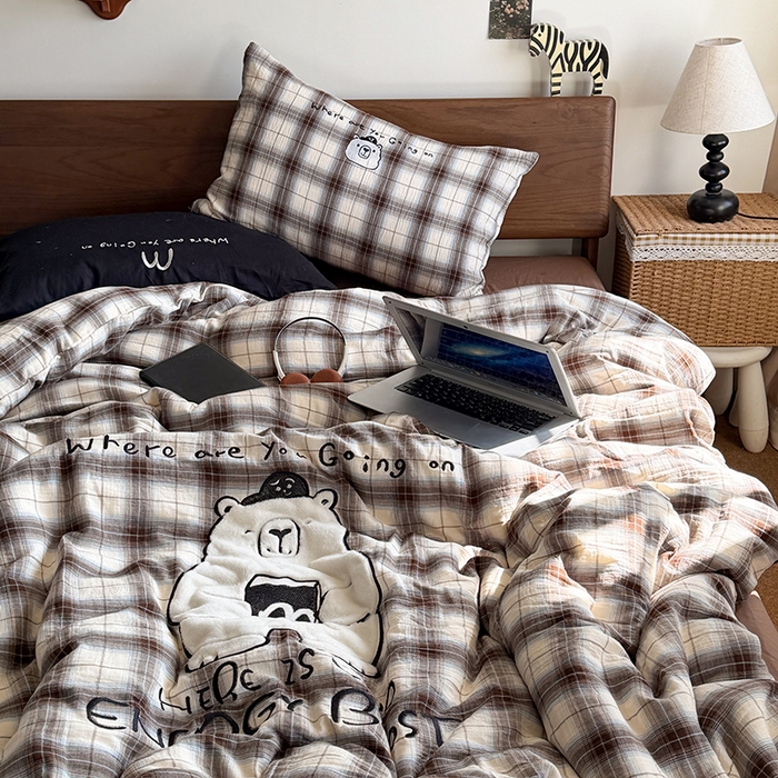 91家纺网 家纺一手货源 找家纺 HL原创 2026新款全棉双层纱贴布绣四件套 学士熊