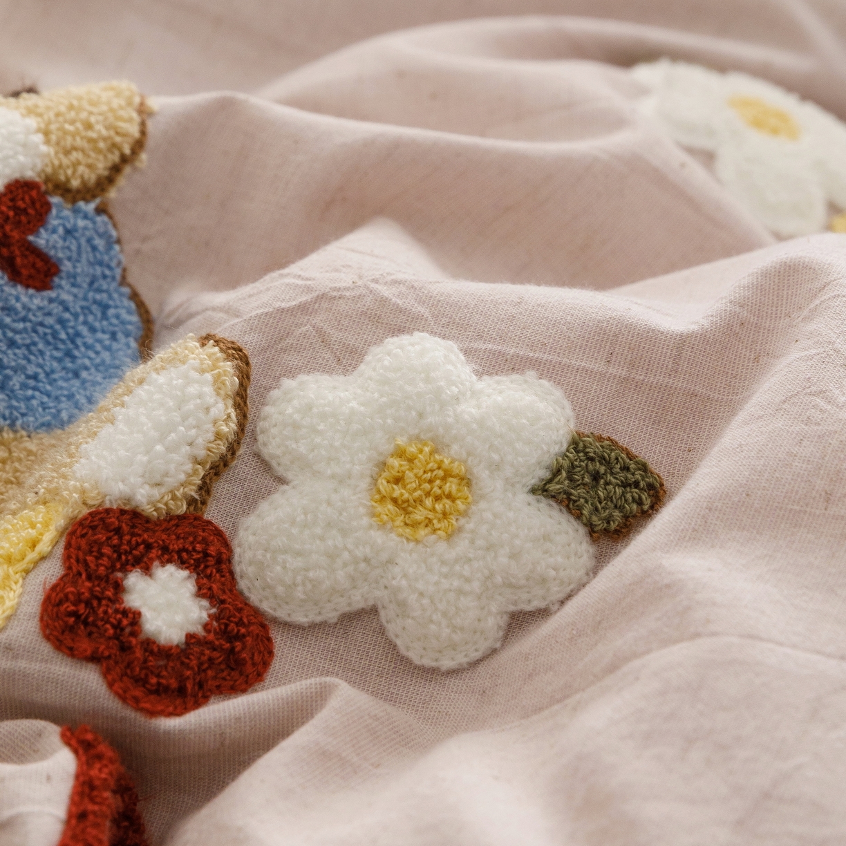 91家纺网 家纺一手货源 找家纺 艾莱家纺 2026春夏新款A类棉麻加厚四件套精艺刺绣精致毛巾绣四件套-冉初 冉初-紫