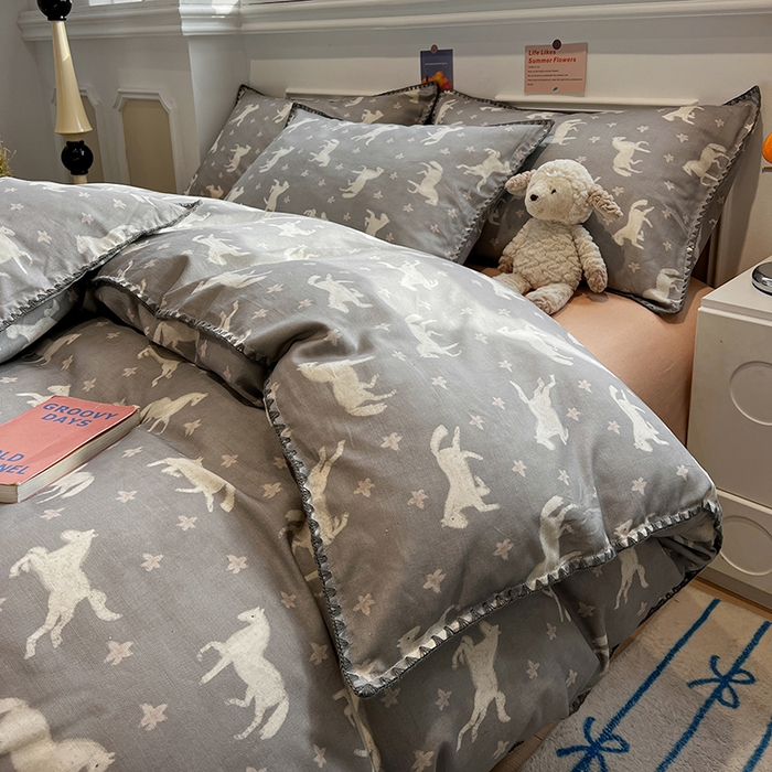 91家纺网 家纺一手货源 找家纺 忆生活家纺 2026新款棉麻小清新三角针贝壳边四件套 奔腾小马