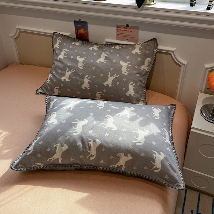 91家纺网 家纺一手货源 找家纺 忆生活家纺 2026新款棉麻小清新三角针贝壳边四件套 奔腾小马