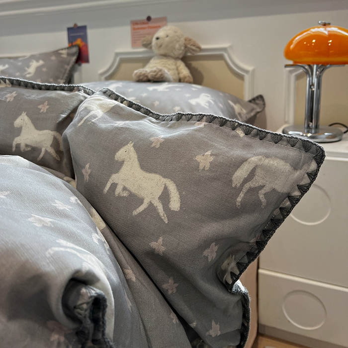 91家纺网 家纺一手货源 找家纺 忆生活家纺 2026新款棉麻小清新三角针贝壳边四件套 奔腾小马