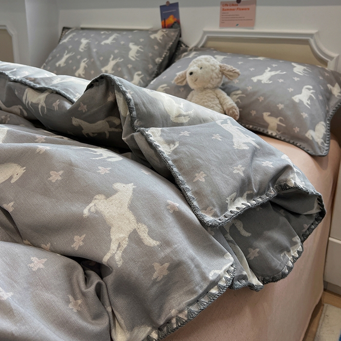 91家纺网 家纺一手货源 找家纺 忆生活家纺 2026新款棉麻小清新三角针贝壳边四件套 奔腾小马