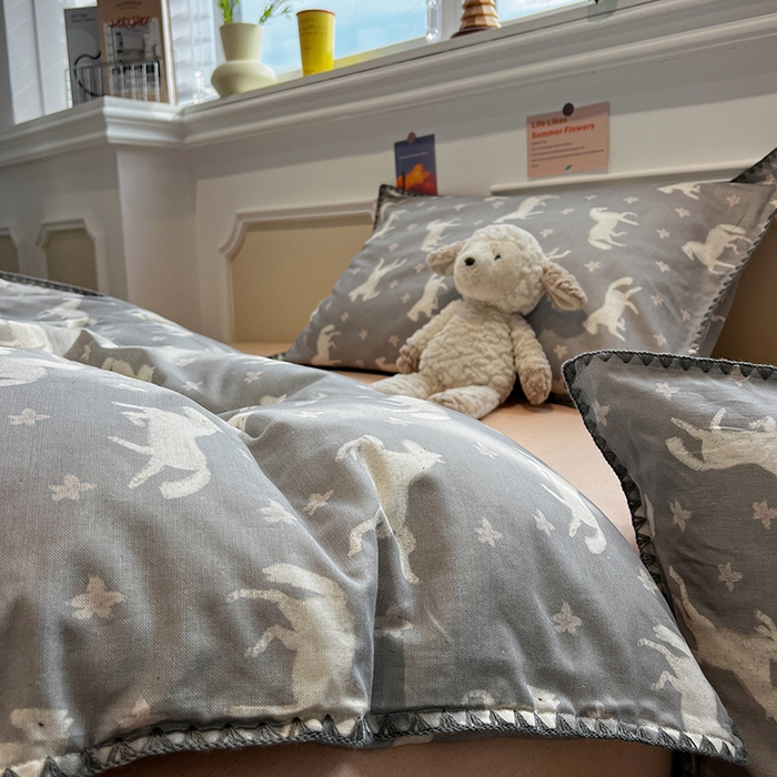 91家纺网 家纺一手货源 找家纺 忆生活家纺 2026新款棉麻小清新三角针贝壳边四件套 奔腾小马