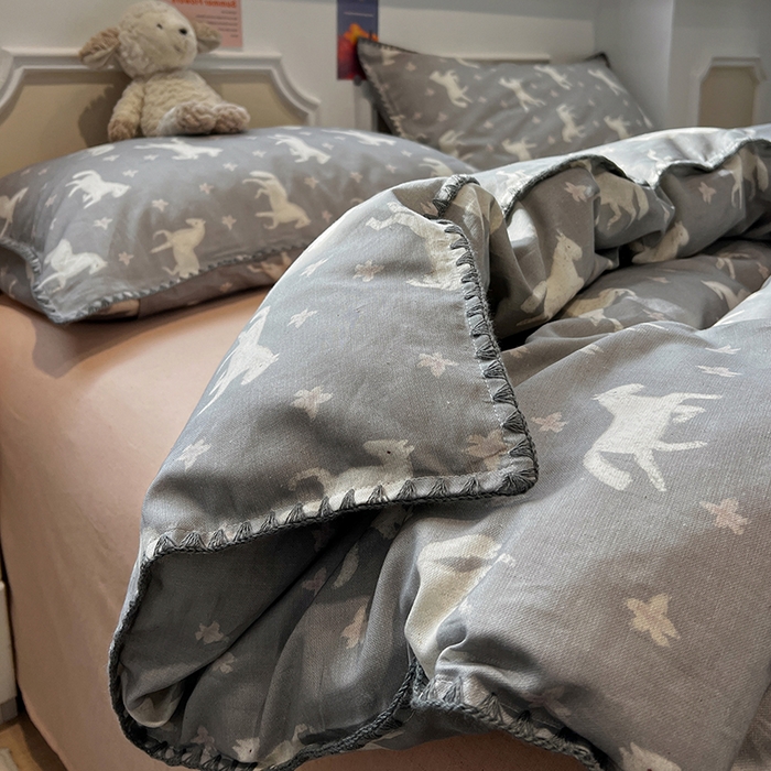 91家纺网 家纺一手货源 找家纺 忆生活家纺 2026新款棉麻小清新三角针贝壳边四件套 奔腾小马