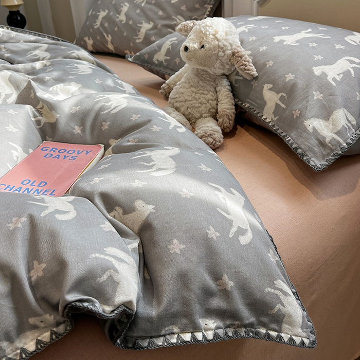 91家纺网 家纺一手货源 找家纺 忆生活家纺 2026新款棉麻小清新三角针贝壳边四件套 奔腾小马