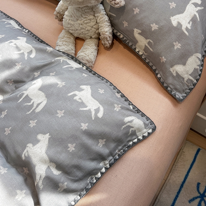 91家纺网 家纺一手货源 找家纺 忆生活家纺 2026新款棉麻小清新三角针贝壳边四件套 奔腾小马