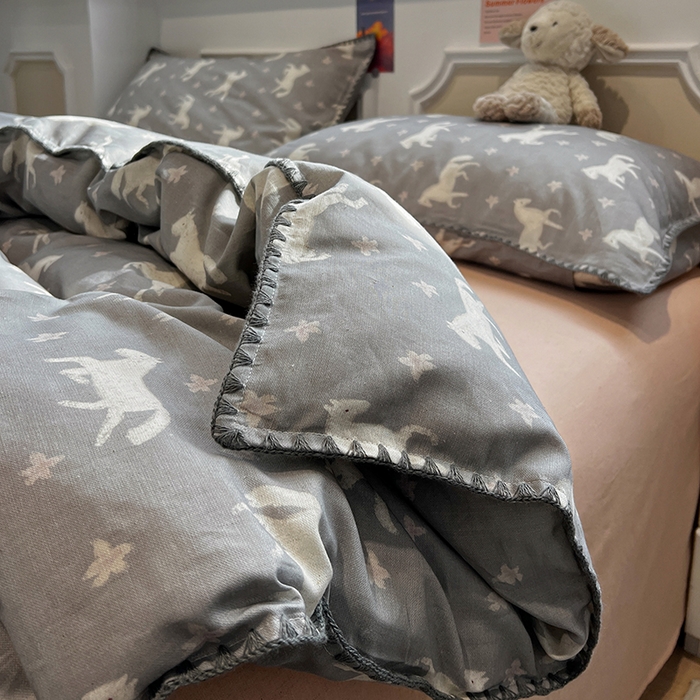 91家纺网 家纺一手货源 找家纺 忆生活家纺 2026新款棉麻小清新三角针贝壳边四件套 奔腾小马