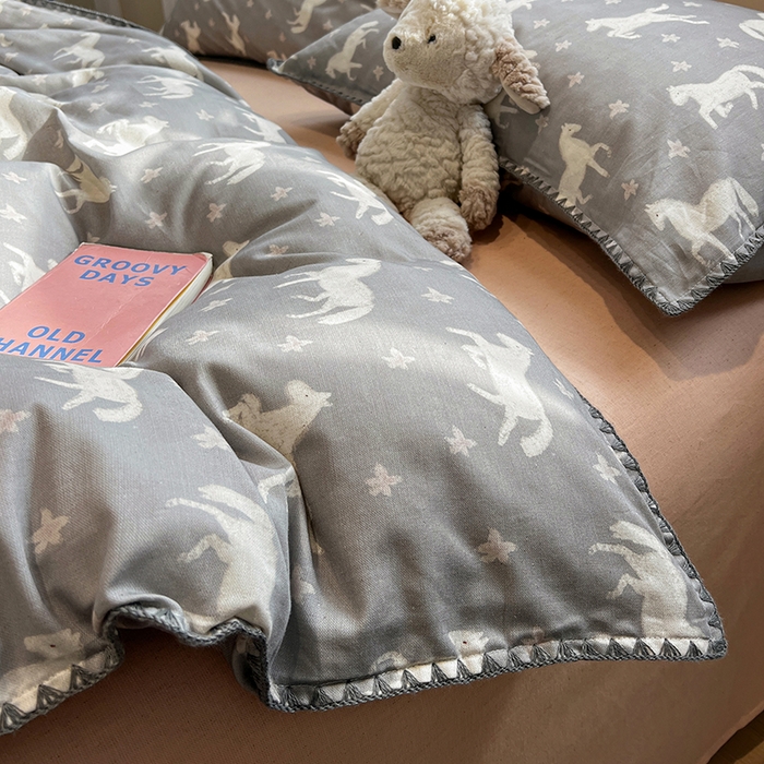 91家纺网 家纺一手货源 找家纺 忆生活家纺 2026新款棉麻小清新三角针贝壳边四件套 奔腾小马