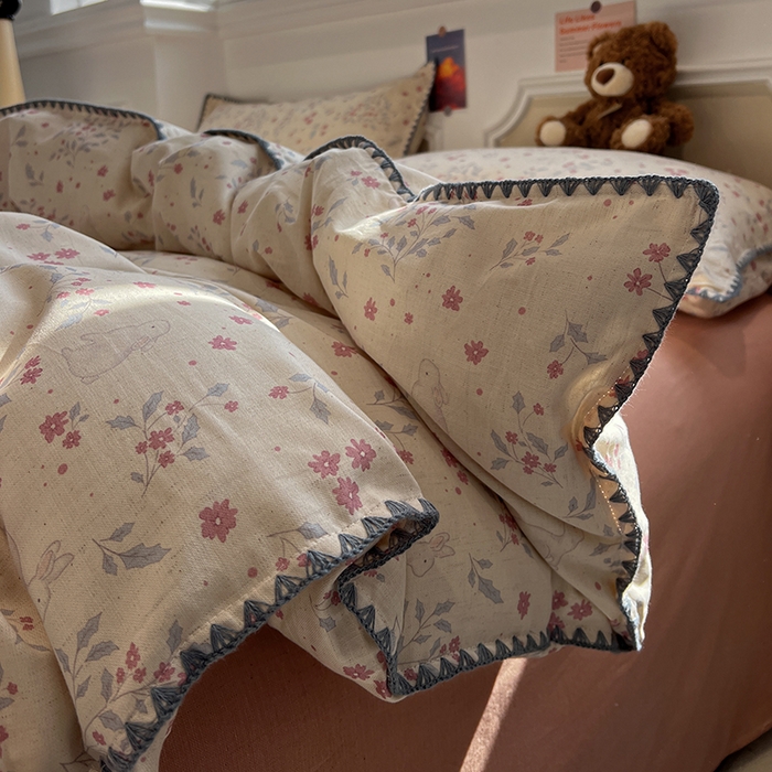 91家纺网 家纺一手货源 找家纺 忆生活家纺 2026新款棉麻小清新三角针贝壳边四件套 花枝兔