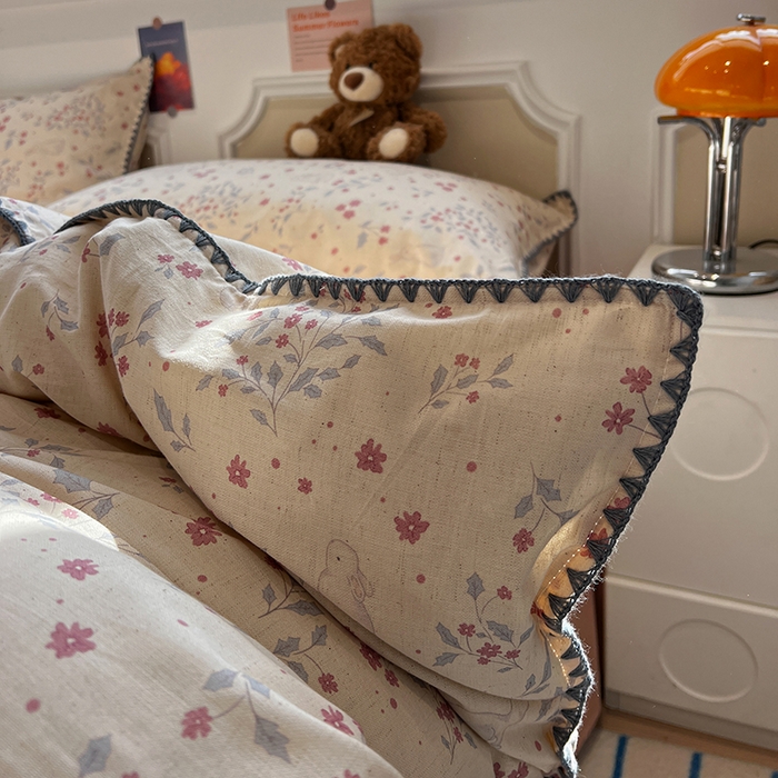 91家纺网 家纺一手货源 找家纺 忆生活家纺 2026新款棉麻小清新三角针贝壳边四件套 花枝兔