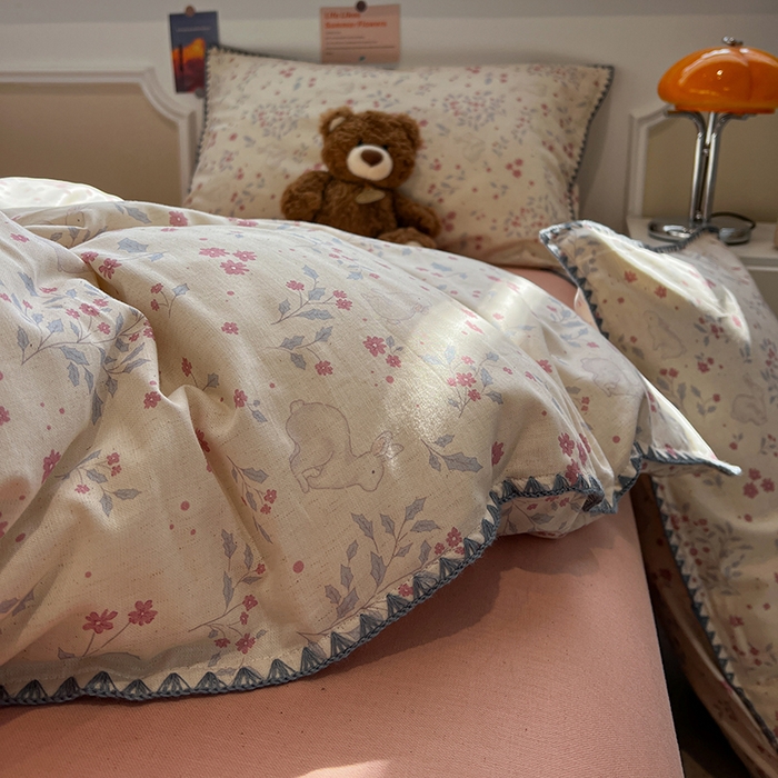 91家纺网 家纺一手货源 找家纺 忆生活家纺 2026新款棉麻小清新三角针贝壳边四件套 花枝兔