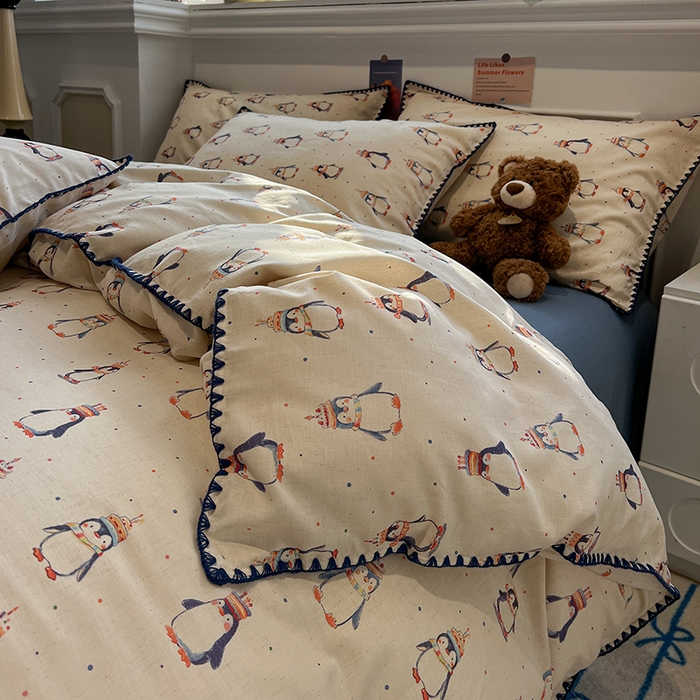 91家纺网 家纺一手货源 找家纺 忆生活家纺 2026新款棉麻小清新三角针贝壳边四件套 快乐企鹅