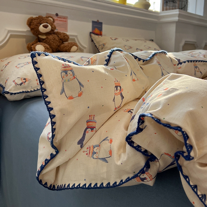 91家纺网 家纺一手货源 找家纺 忆生活家纺 2026新款棉麻小清新三角针贝壳边四件套 快乐企鹅