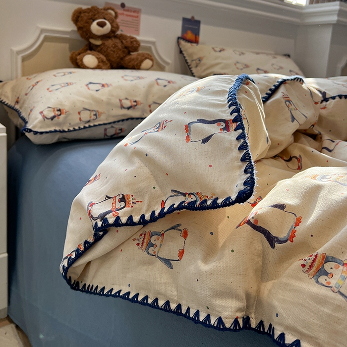 91家纺网 家纺一手货源 找家纺 忆生活家纺 2026新款棉麻小清新三角针贝壳边四件套 快乐企鹅