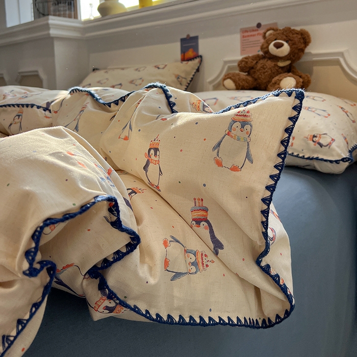 91家纺网 家纺一手货源 找家纺 忆生活家纺 2026新款棉麻小清新三角针贝壳边四件套 快乐企鹅