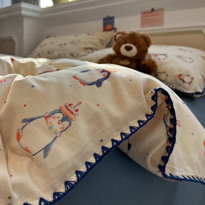 91家纺网 家纺一手货源 找家纺 忆生活家纺 2026新款棉麻小清新三角针贝壳边四件套 快乐企鹅