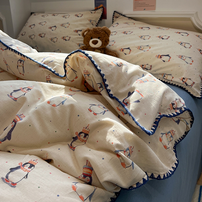 91家纺网 家纺一手货源 找家纺 忆生活家纺 2026新款棉麻小清新三角针贝壳边四件套 快乐企鹅