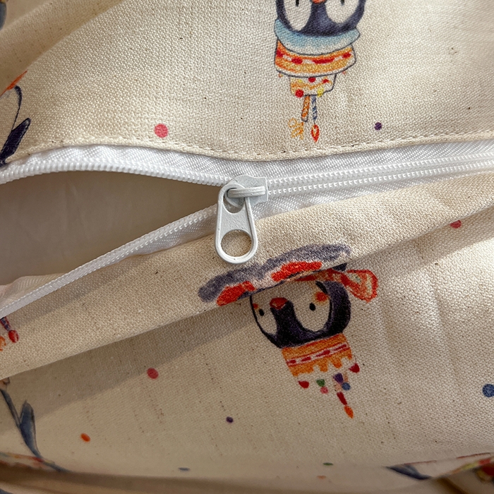 91家纺网 家纺一手货源 找家纺 忆生活家纺 2026新款棉麻小清新三角针贝壳边四件套 快乐企鹅