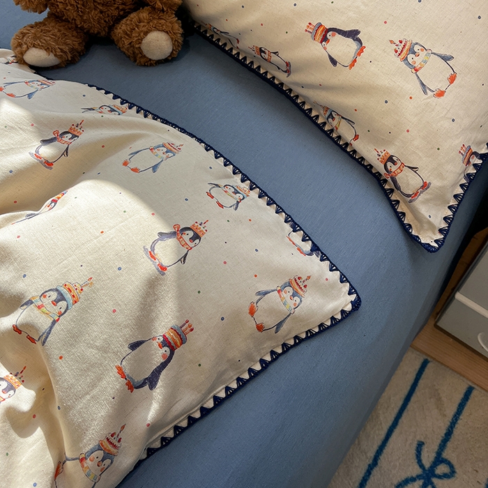 91家纺网 家纺一手货源 找家纺 忆生活家纺 2026新款棉麻小清新三角针贝壳边四件套 快乐企鹅