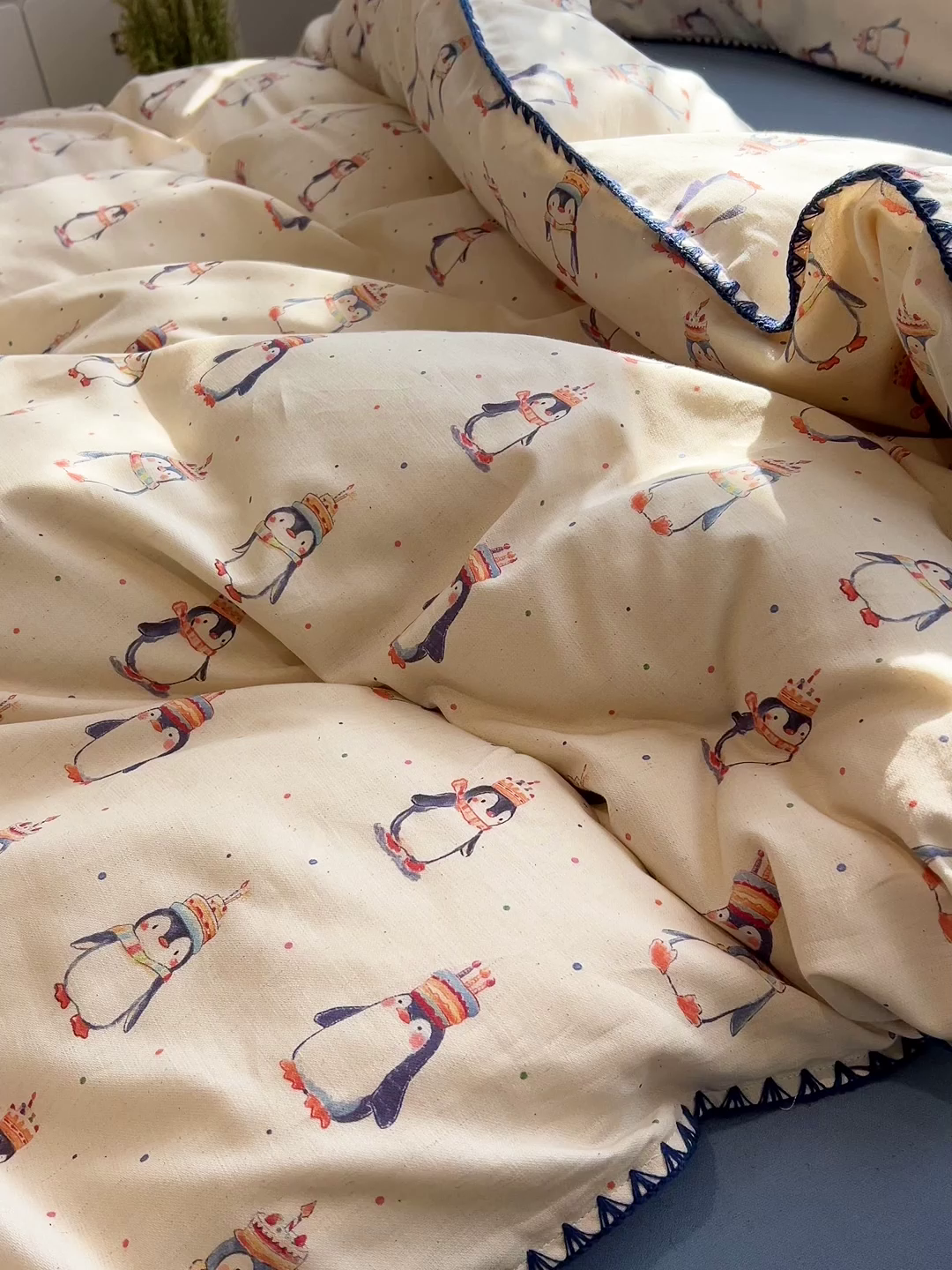 91家纺网 家纺一手货源 找家纺 忆生活家纺 2026新款棉麻小清新三角针贝壳边四件套 快乐企鹅