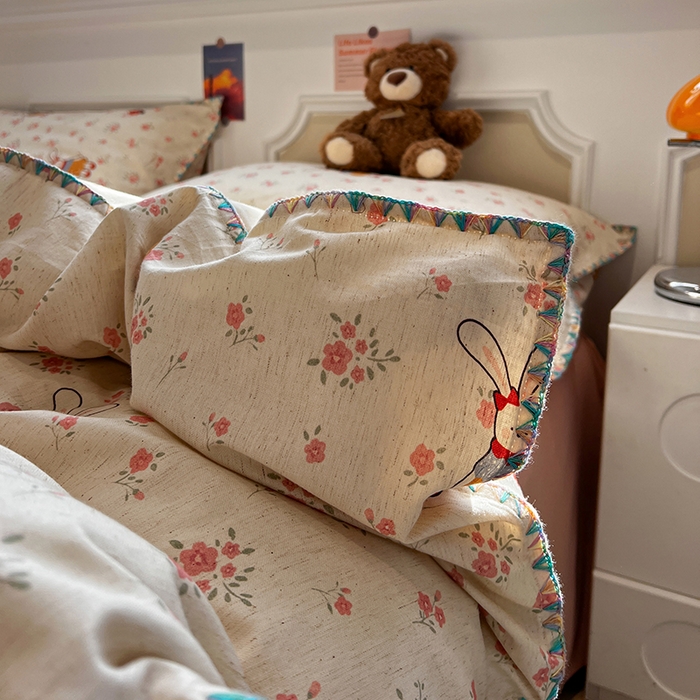 91家纺网 家纺一手货源 找家纺 忆生活家纺 2026新款棉麻小清新三角针贝壳边四件套 蘑菇兔