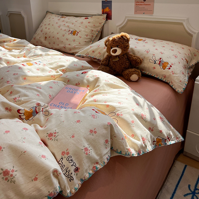 91家纺网 家纺一手货源 找家纺 忆生活家纺 2026新款棉麻小清新三角针贝壳边四件套 蘑菇兔