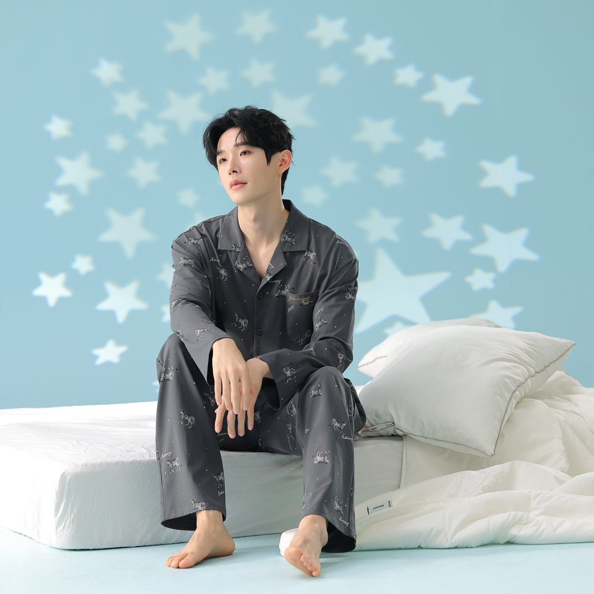 91家纺网 家纺一手货源 找家纺 妍景家居生活馆 2026新款新疆棉情侣款翻领豹子款套装家居服 男款