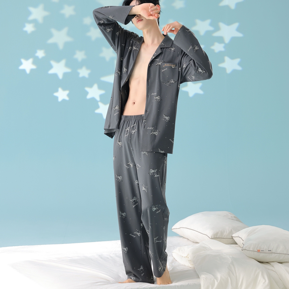 91家纺网 家纺一手货源 找家纺 妍景家居生活馆 2026新款新疆棉情侣款翻领豹子款套装家居服 男款