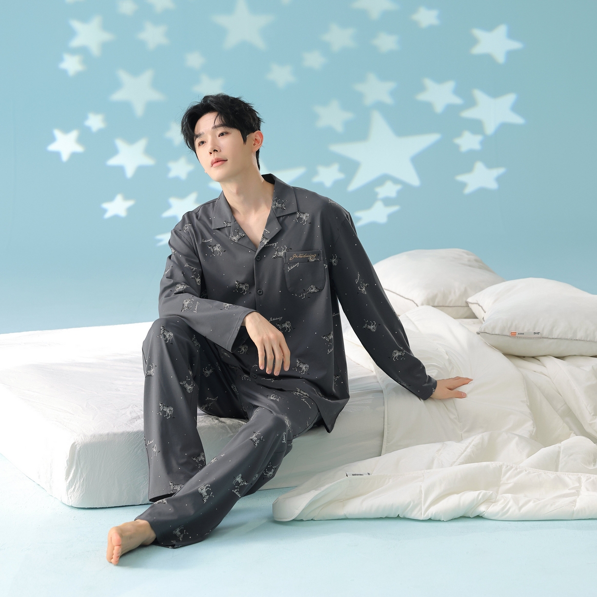 91家纺网 家纺一手货源 找家纺 妍景家居生活馆 2026新款新疆棉情侣款翻领豹子款套装家居服 男款