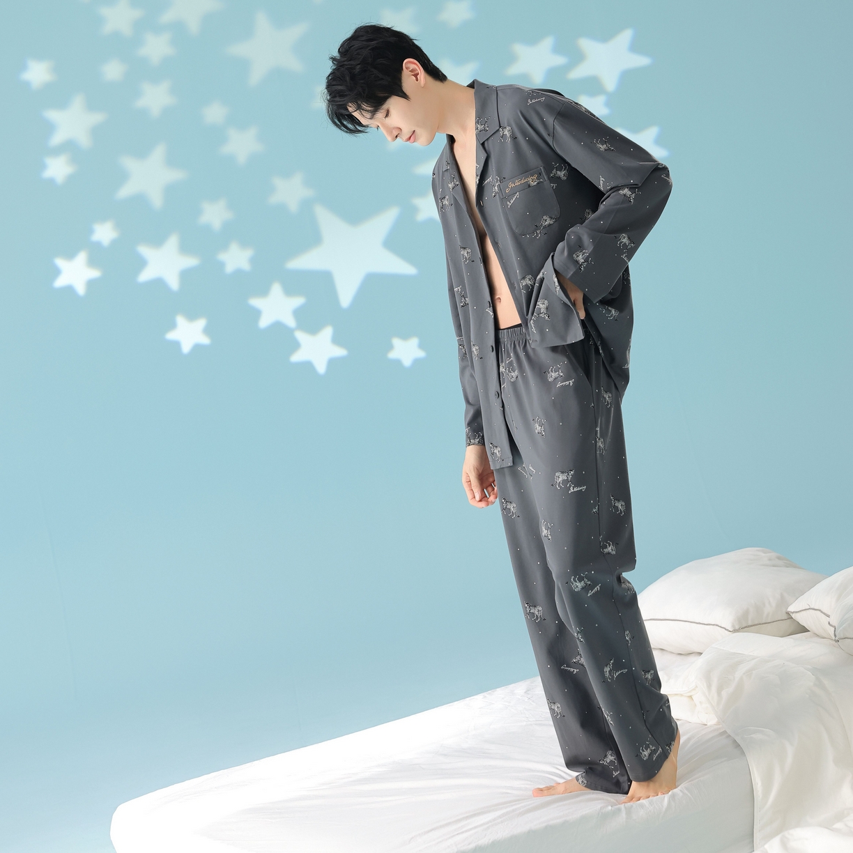 91家纺网 家纺一手货源 找家纺 妍景家居生活馆 2026新款新疆棉情侣款翻领豹子款套装家居服 男款