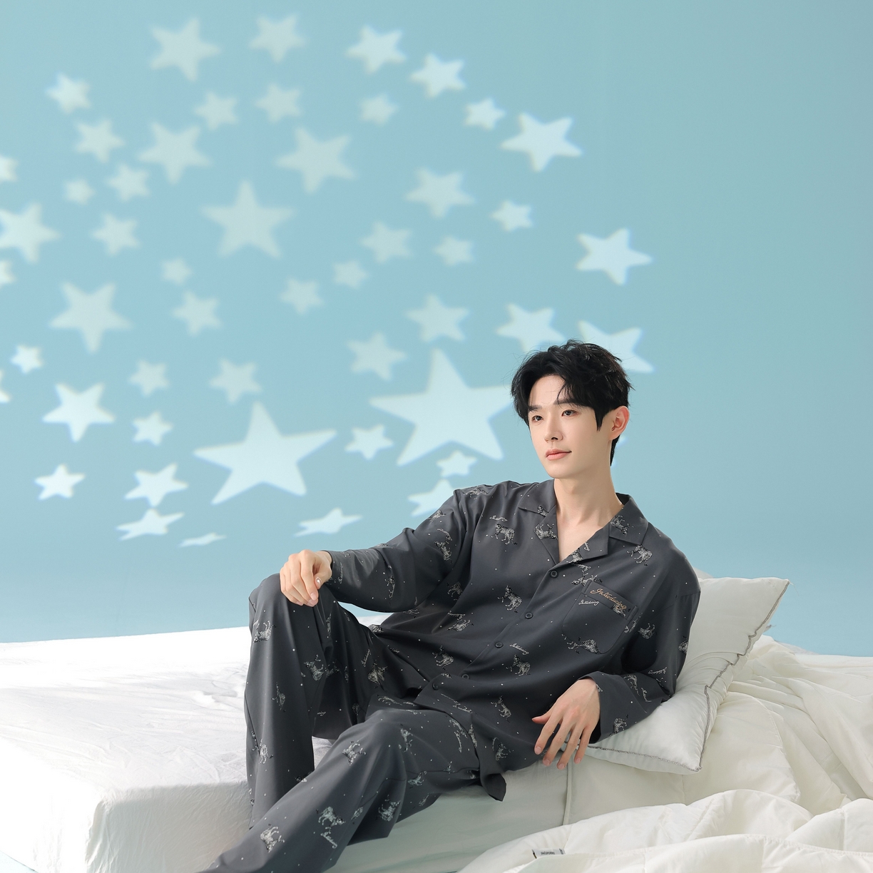 91家纺网 家纺一手货源 找家纺 妍景家居生活馆 2026新款新疆棉情侣款翻领豹子款套装家居服 男款