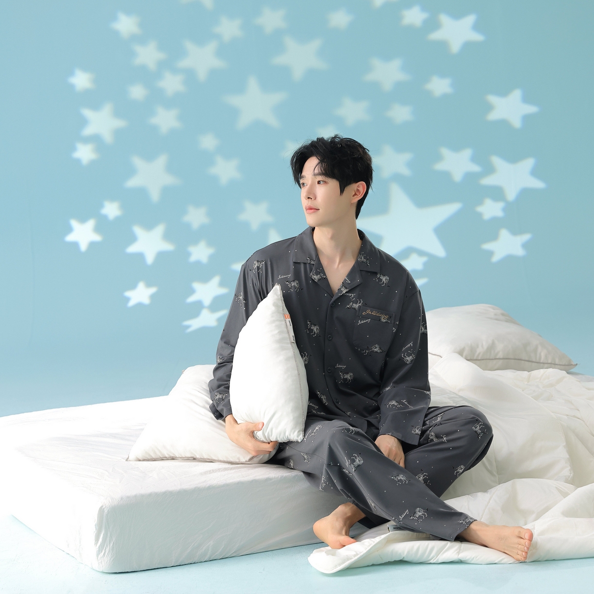 91家纺网 家纺一手货源 找家纺 妍景家居生活馆 2026新款新疆棉情侣款翻领豹子款套装家居服 男款