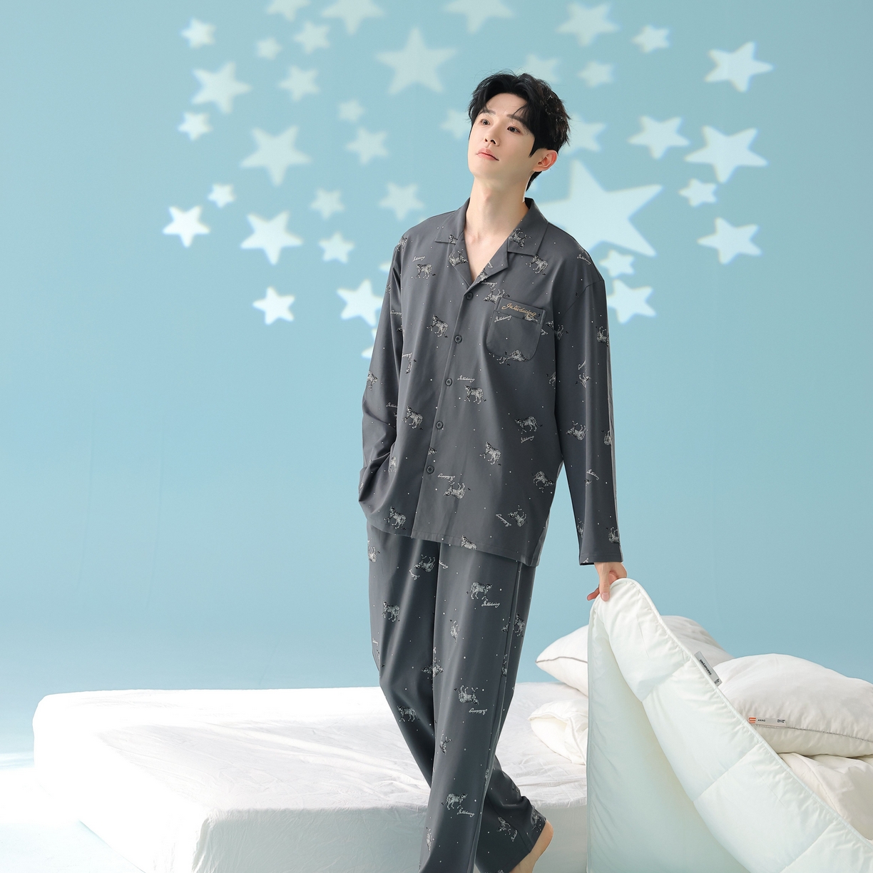 91家纺网 家纺一手货源 找家纺 妍景家居生活馆 2026新款新疆棉情侣款翻领豹子款套装家居服 男款