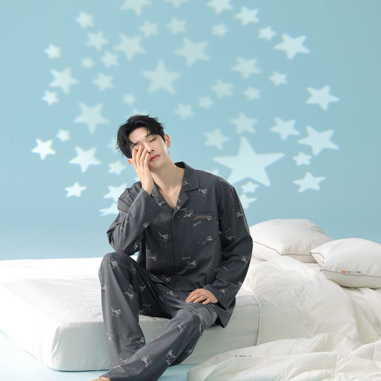 91家纺网 家纺一手货源 找家纺 妍景家居生活馆 2026新款新疆棉情侣款翻领豹子款套装家居服 男款