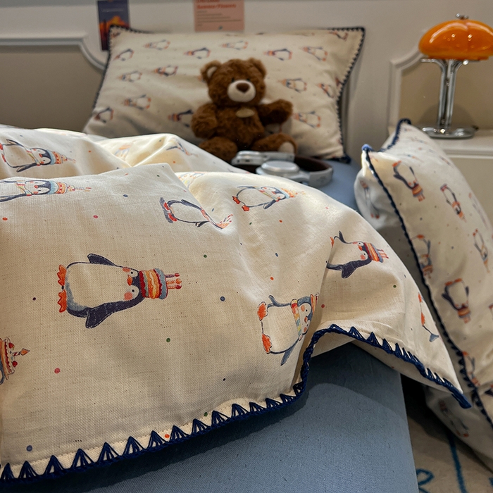 忆生活家纺 2026新款棉麻小清新三角针贝壳边四件套 快乐企鹅