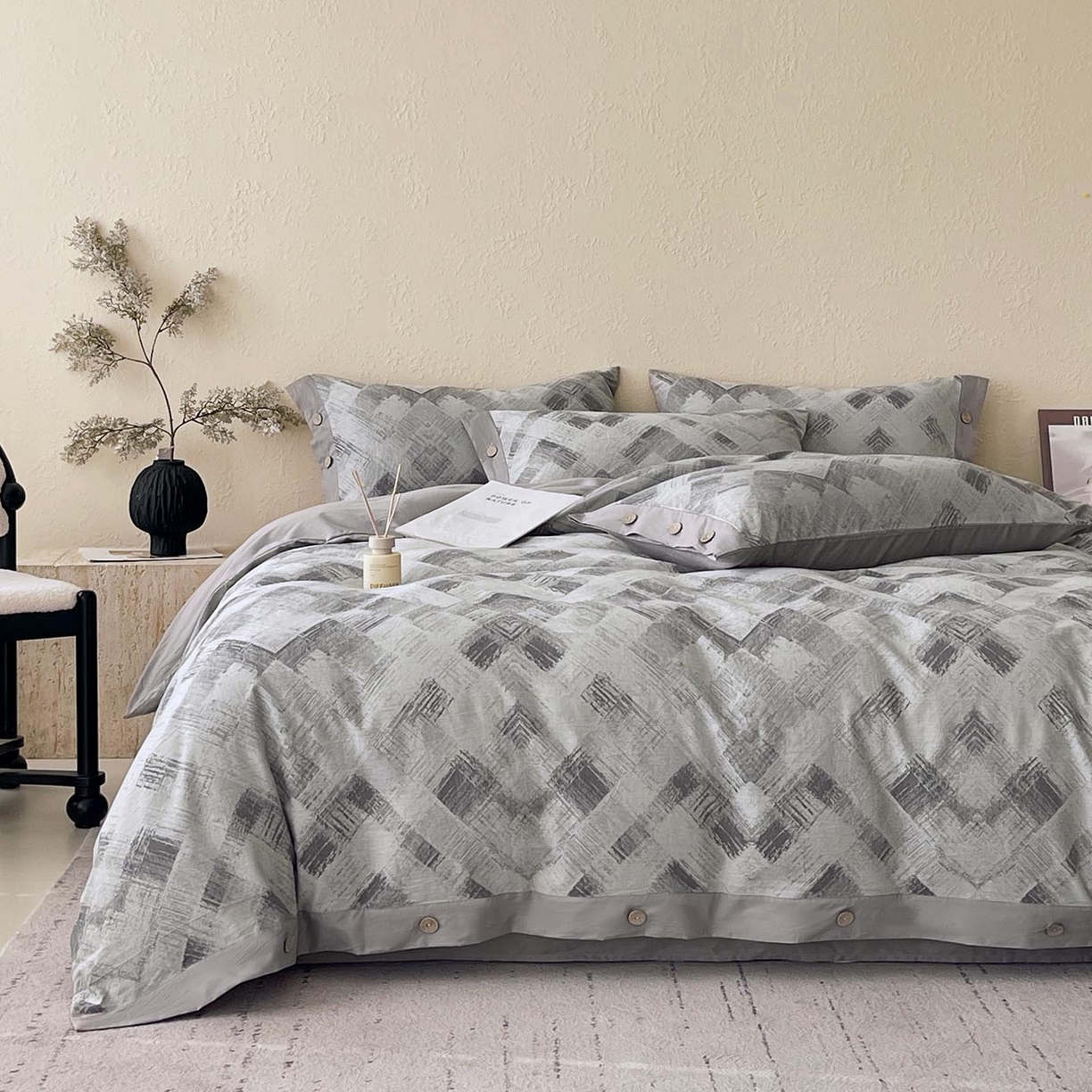 91家纺网 家纺一手货源 找家纺 帅露家纺 2026新款A类全棉纯棉色织大提花纽扣款四件套 布拉格-灰