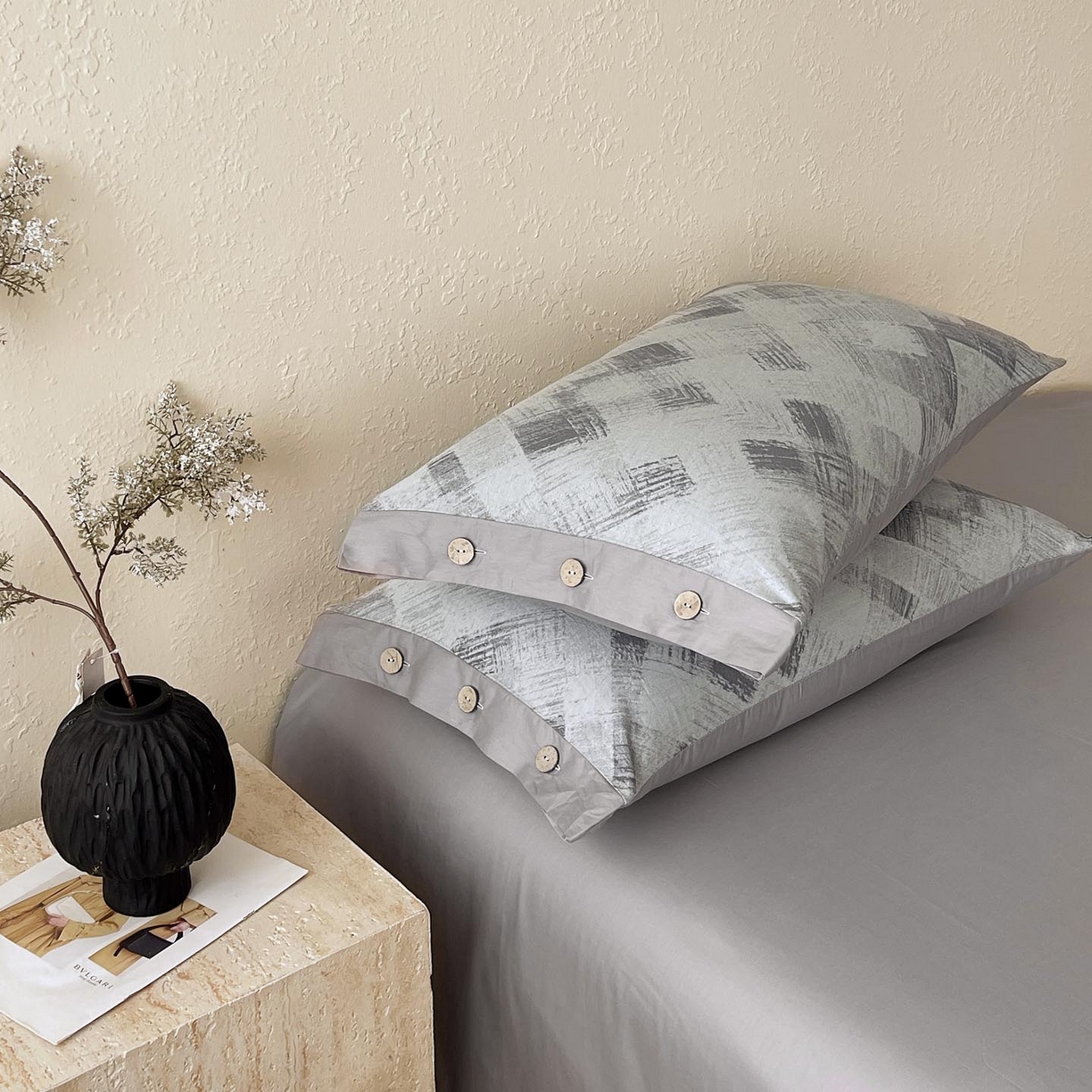 91家纺网 家纺一手货源 找家纺 帅露家纺 2026新款A类全棉纯棉色织大提花纽扣款四件套 布拉格-灰