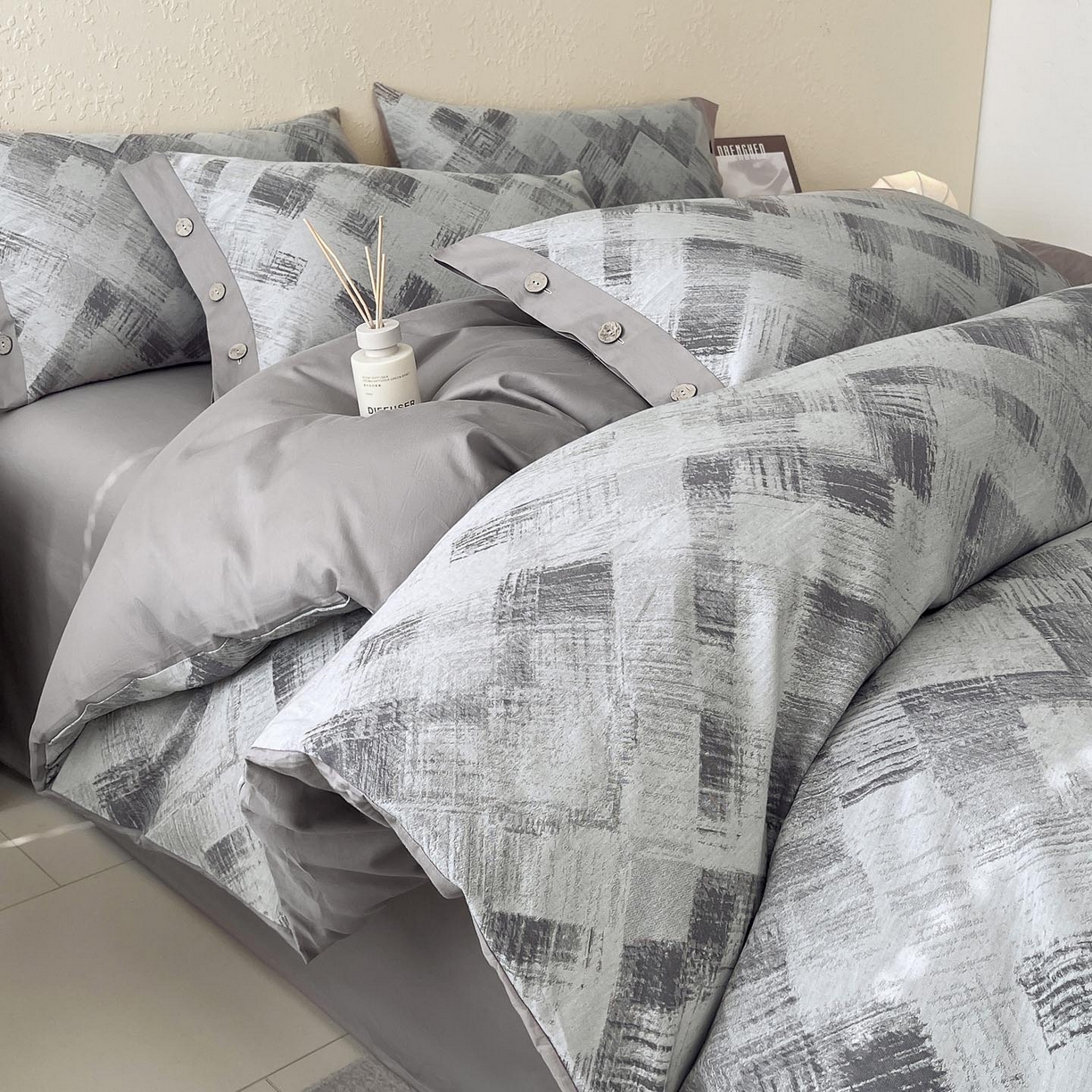 91家纺网 家纺一手货源 找家纺 帅露家纺 2026新款A类全棉纯棉色织大提花纽扣款四件套 布拉格-灰