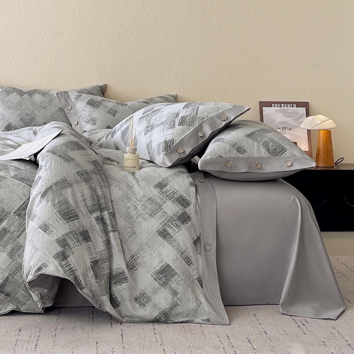 91家纺网 家纺一手货源 找家纺 帅露家纺 2026新款A类全棉纯棉色织大提花纽扣款四件套 布拉格-灰