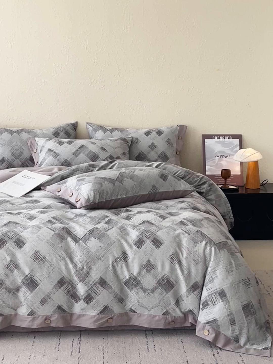 91家纺网 家纺一手货源 找家纺 帅露家纺 2026新款A类全棉纯棉色织大提花纽扣款四件套 布拉格-灰