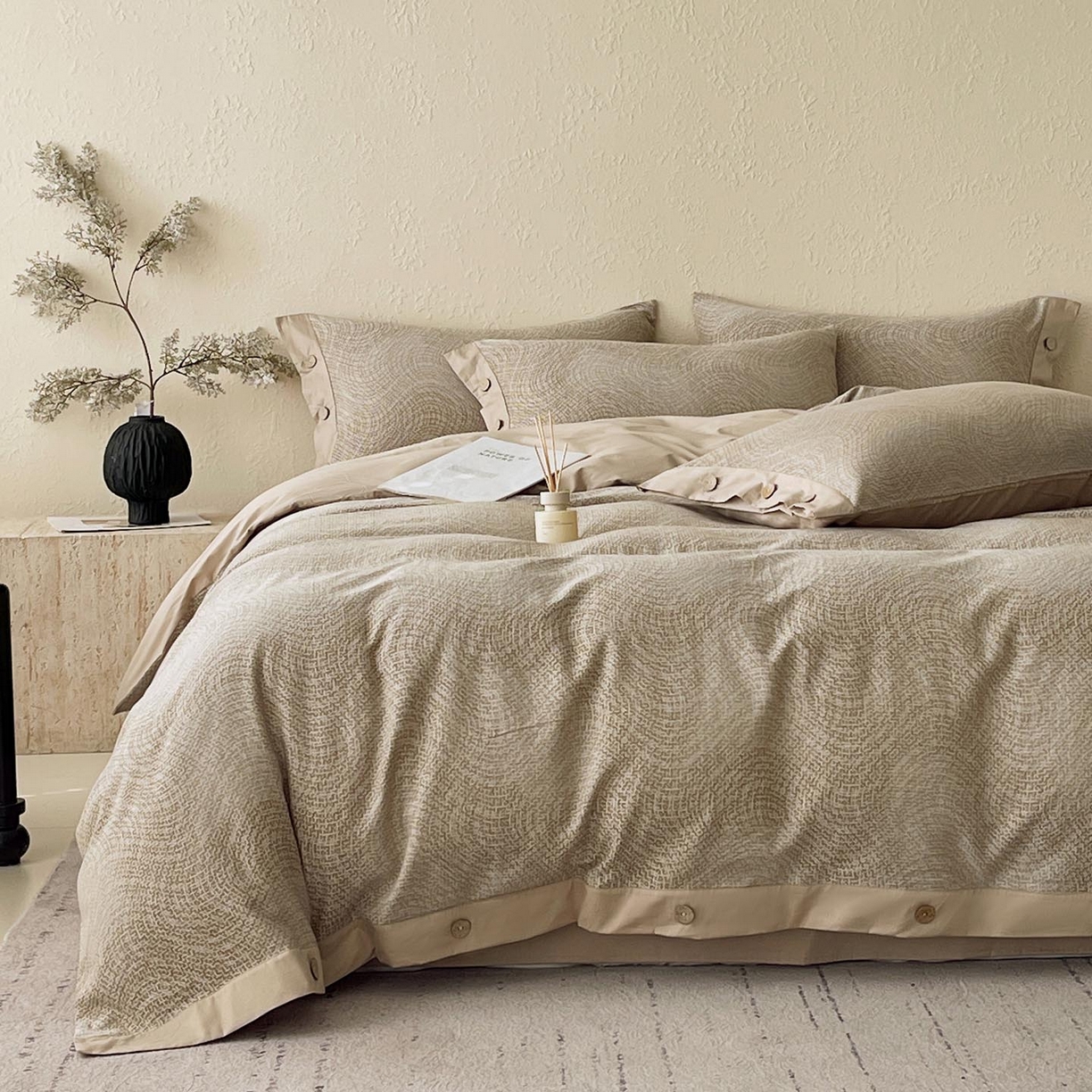 91家纺网 家纺一手货源 找家纺 帅露家纺 2026新款A类全棉纯棉色织大提花纽扣款四件套 幻境-金