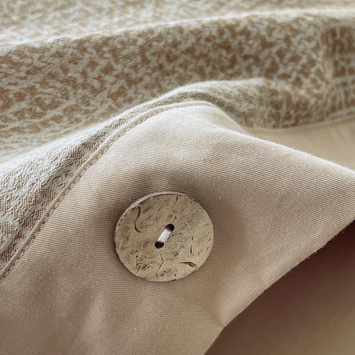 91家纺网 家纺一手货源 找家纺 帅露家纺 2026新款A类全棉纯棉色织大提花纽扣款四件套 幻境-金