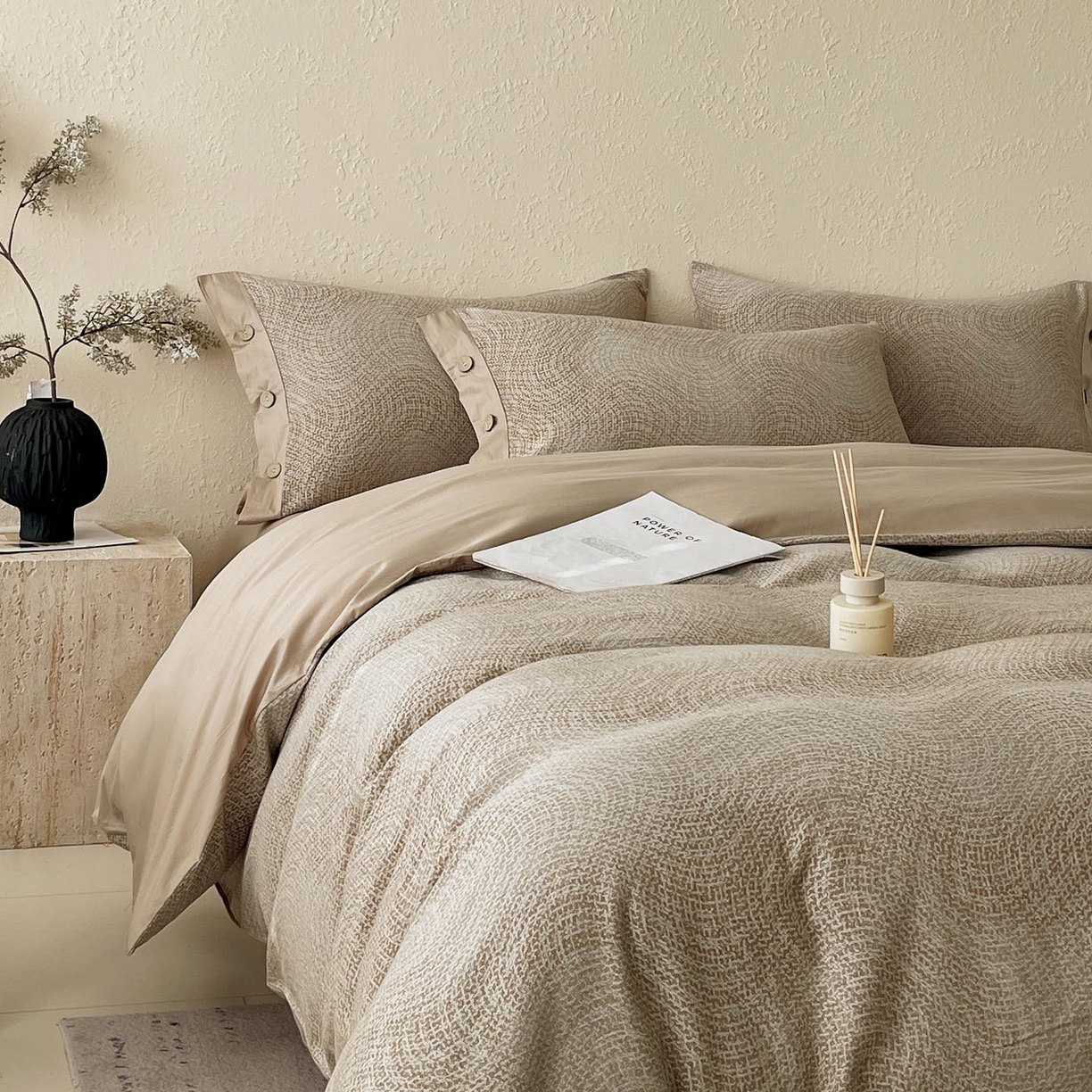 91家纺网 家纺一手货源 找家纺 帅露家纺 2026新款A类全棉纯棉色织大提花纽扣款四件套 幻境-金