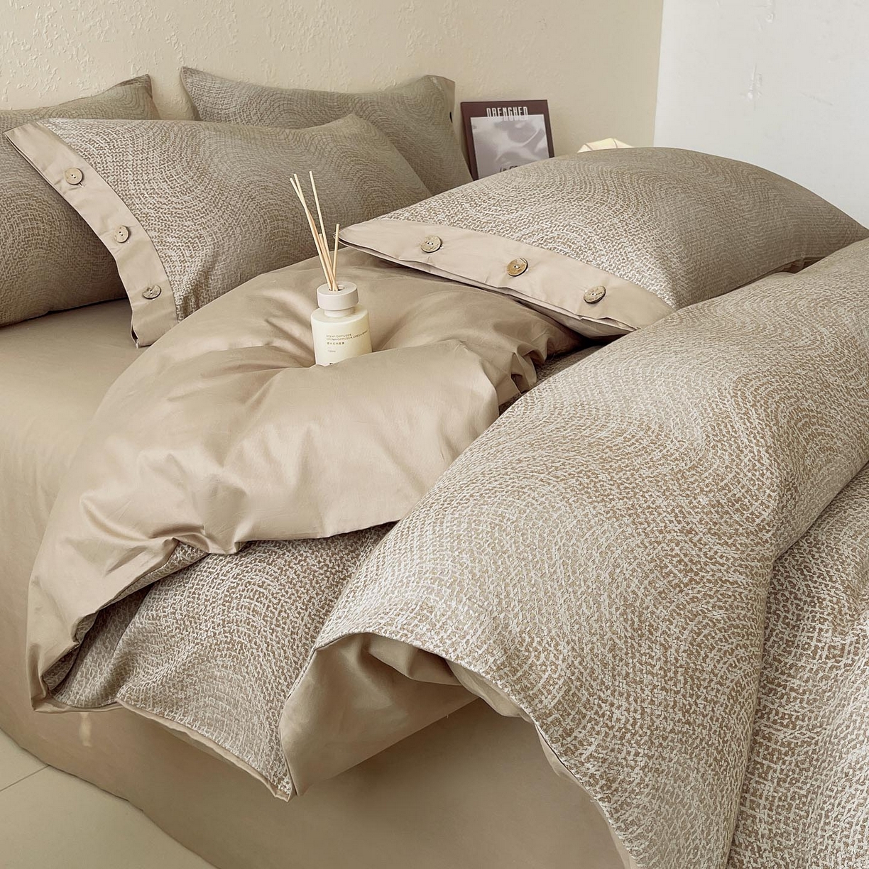 91家纺网 家纺一手货源 找家纺 帅露家纺 2026新款A类全棉纯棉色织大提花纽扣款四件套 幻境-金