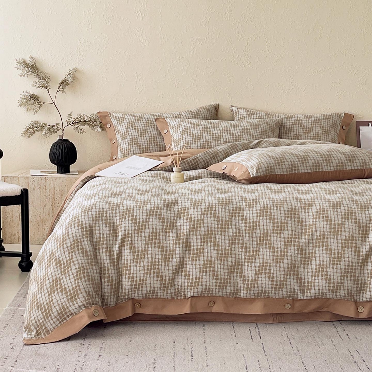 91家纺网 家纺一手货源 找家纺 帅露家纺 2026新款A类全棉纯棉色织大提花纽扣款四件套 魔笛-咖