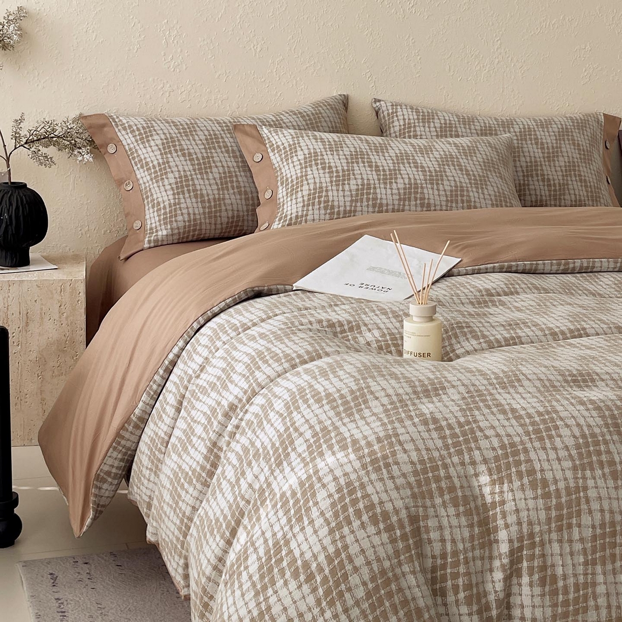 91家纺网 家纺一手货源 找家纺 帅露家纺 2026新款A类全棉纯棉色织大提花纽扣款四件套 魔笛-咖