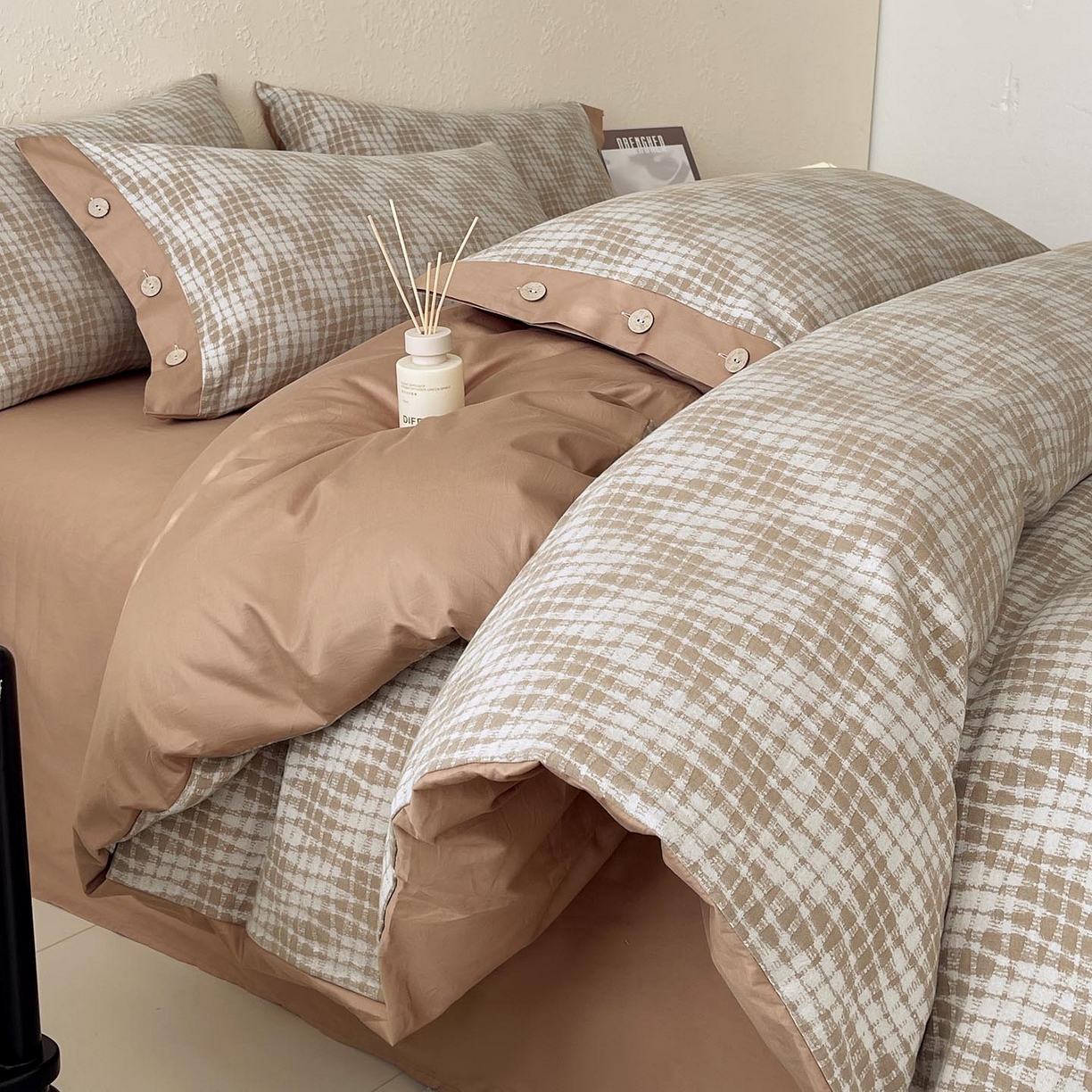 91家纺网 家纺一手货源 找家纺 帅露家纺 2026新款A类全棉纯棉色织大提花纽扣款四件套 魔笛-咖